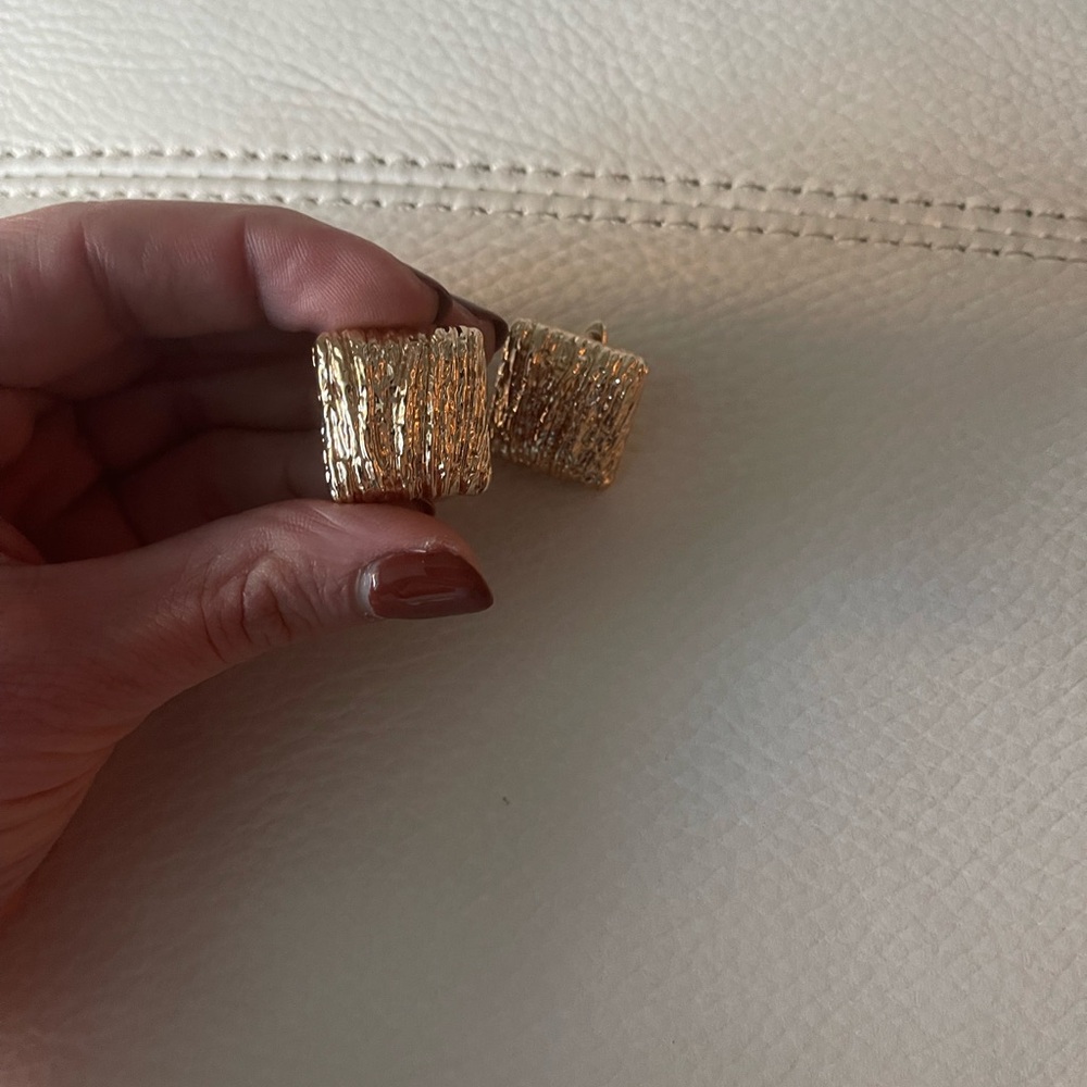 Noli Gold Textured Earrings